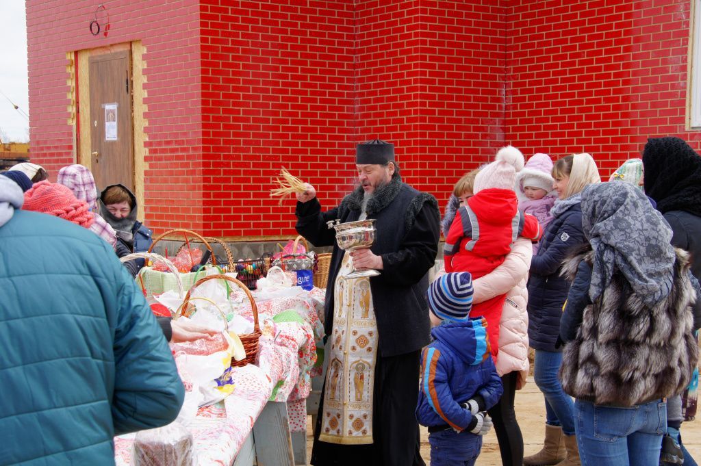 Освящение куличей в храме на территории ЖК "Мечта"